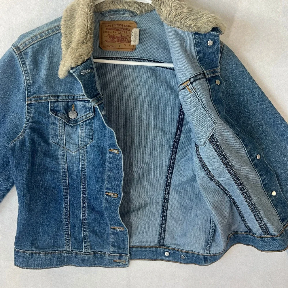 Levi's Women's M Denim Trucker Jacket Blue Button Sherpa Fur Trim 90s‎ Y2k